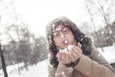 Eine Frau mit Schnee in der Hand